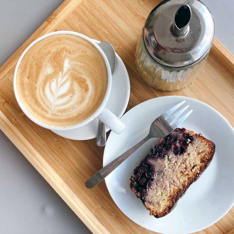 café et pâtisserie maison à Bourges. cappuccino au lait végétal et banana bread marbré. Ambiance décontractée et délicieux déjeuners ou gouters à Bourges