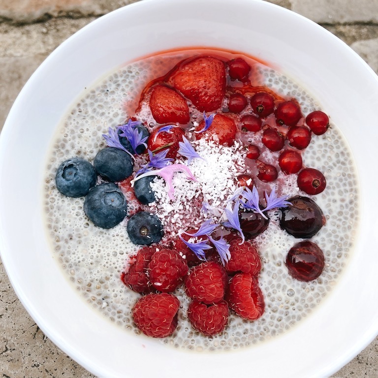 Chia pudding et fruits frais, alternative sans gluten pour déjeuner et petit-déjeuner à Bourges. L'accompagnement parfait pour un brunch.