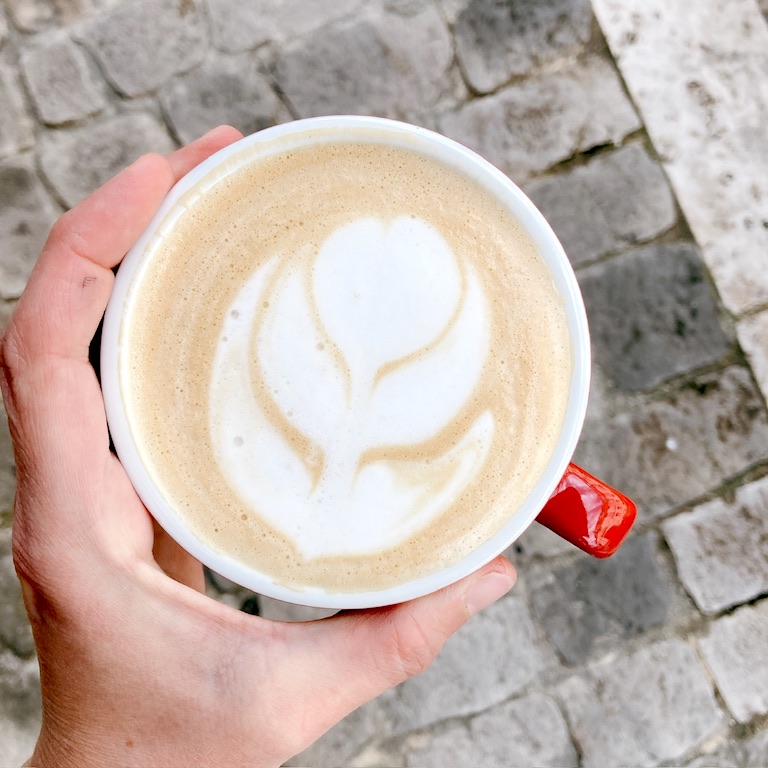 Un délicieux cappuccino lait végétal à emporter à Bourges.  Artisane café de spécialité, coffee shop des petits-déjeuners et brunch en centre ville.