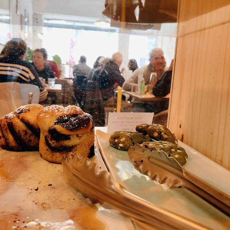 sur place ou à emporter : ambiance familiale dans votre café restaurant à Bourges. Pâtisserie maison au comptoir : babka chocolat et cookie au matcha.