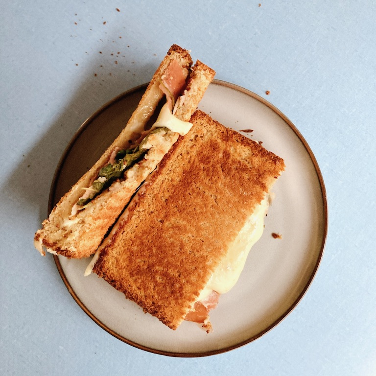 sandwicherie fine à Bourges, déjeuner et petit déjeuner de saison. Brunch avec un grilled cheese au pain maison et à la farine locale du Berry