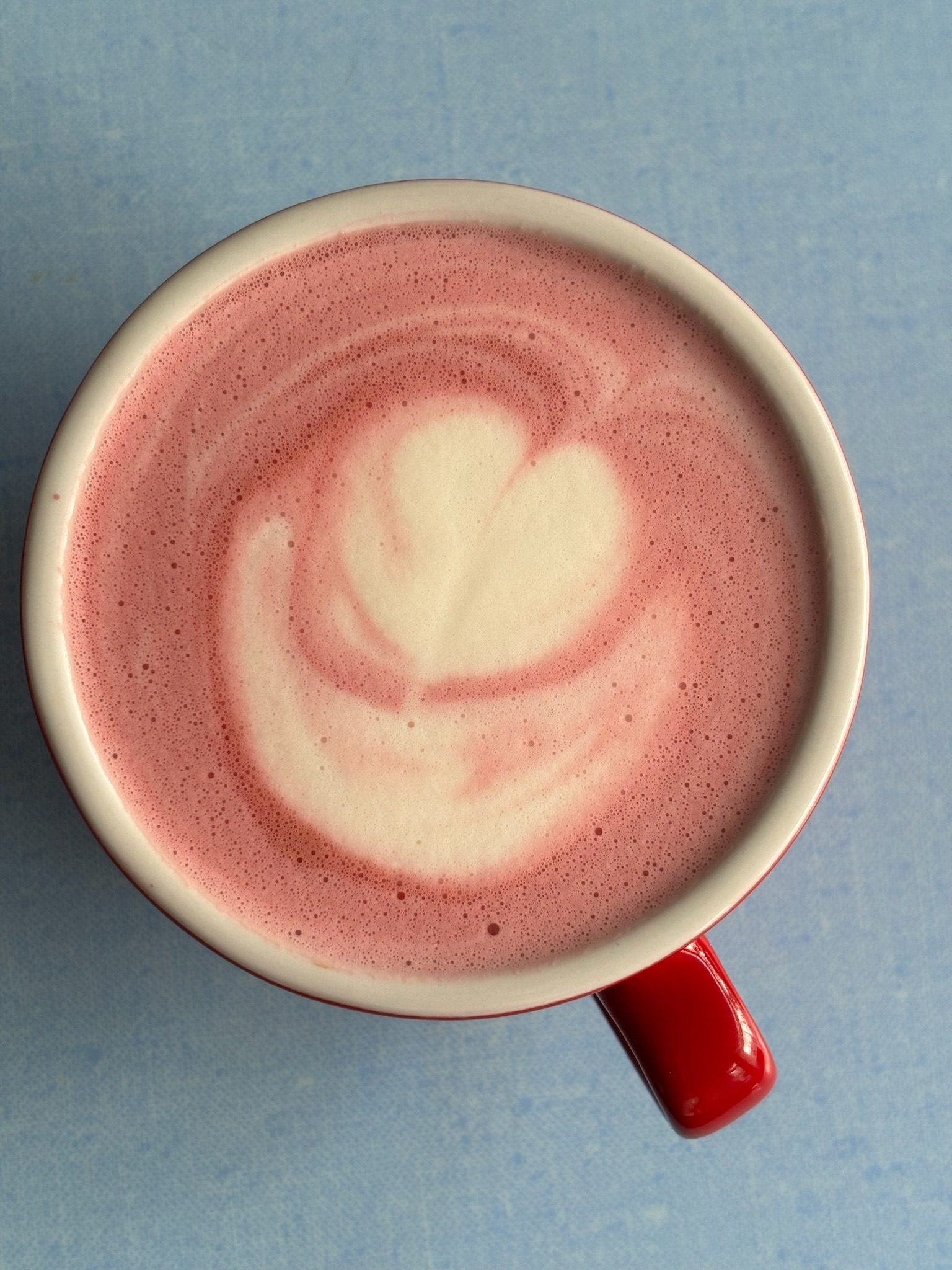 Pink latté : boisson végan, une alternative au café dans votre coffee shop pour brunch et petit déjeuner à Bourges