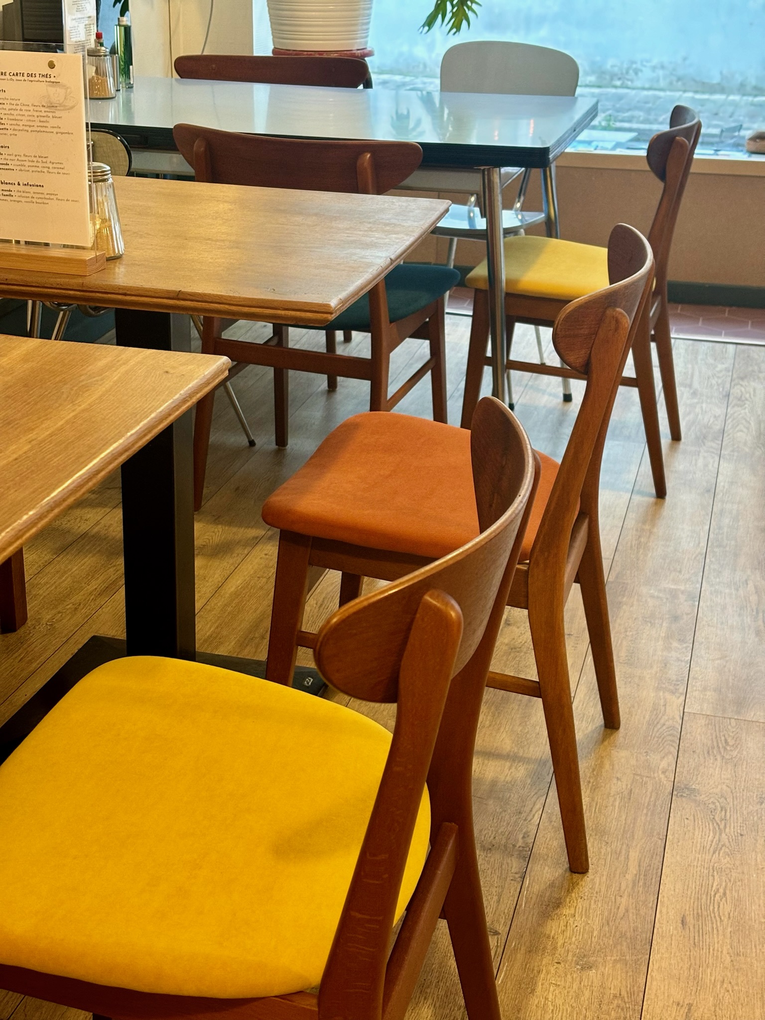 restaurant pour brunch, petit déjeuner et déjeuner à Bourges. Sur place, service, accueil et ambiance confortable. intérieur et chaise design scandinave