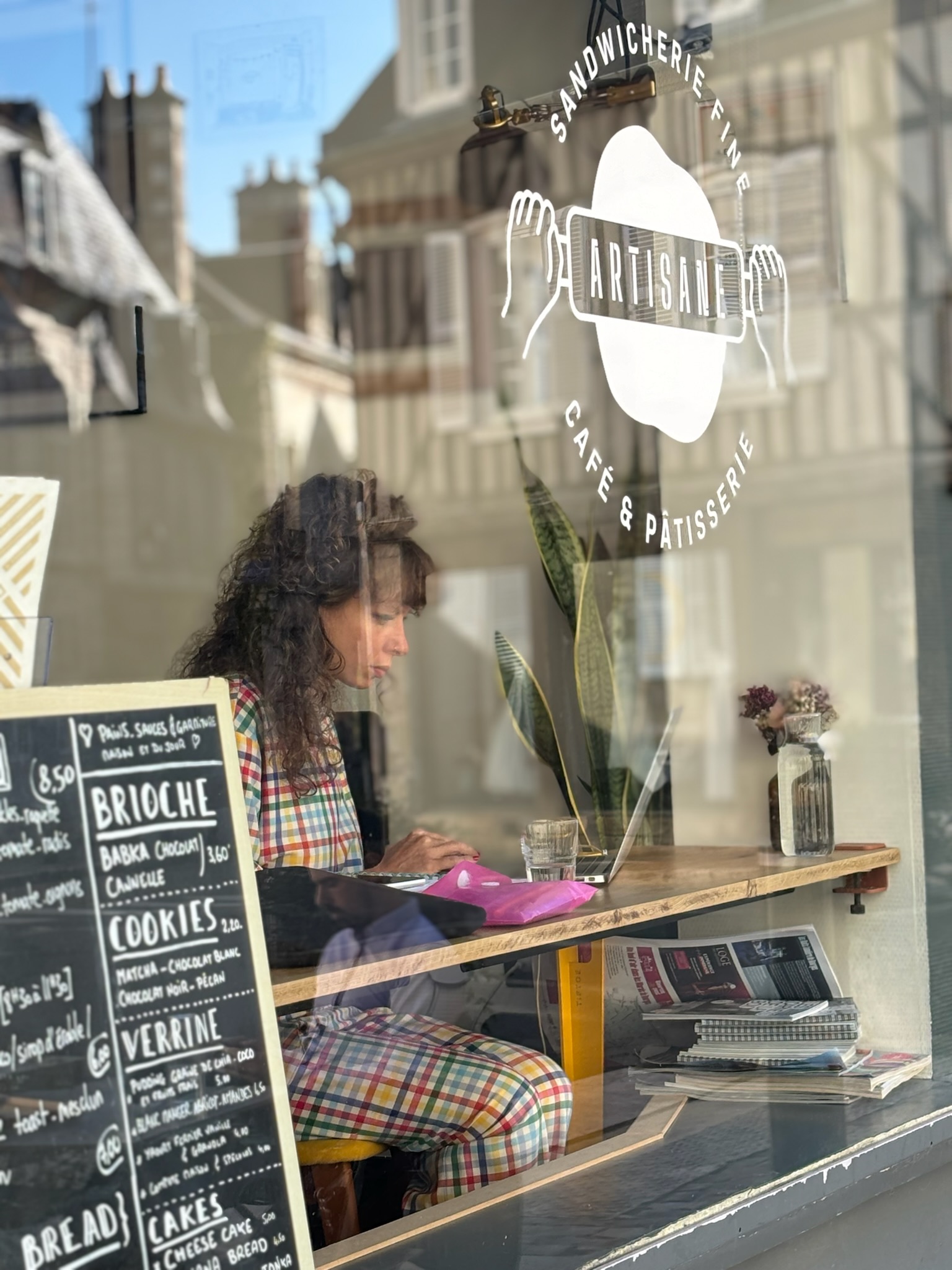 café, restaurant Artisane.
Télétravaille au coffee shop avec WIFI gratuit et sécurisé. Prendre un café en vitrine, en centre-ville historique de Bourges.