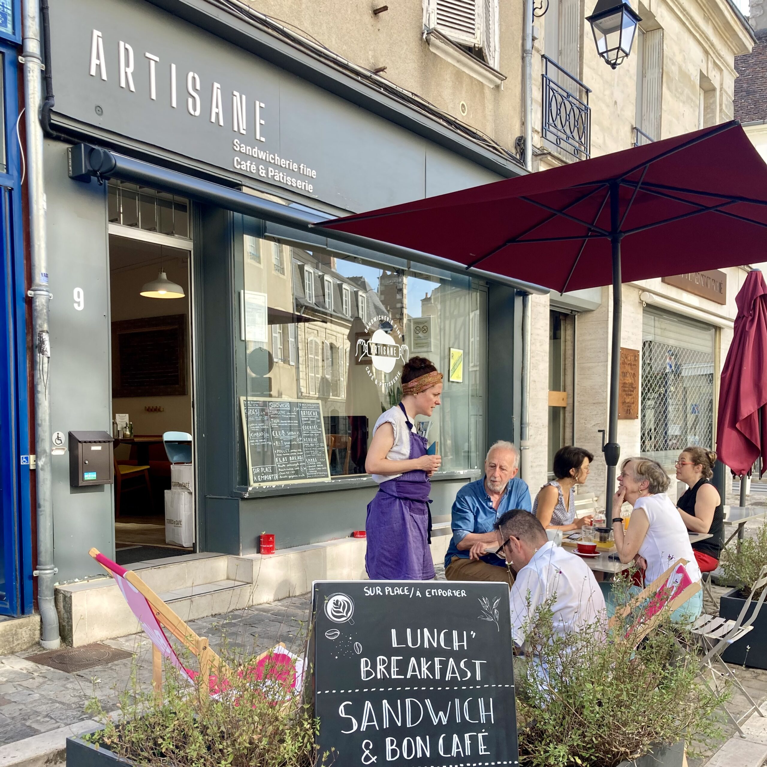 déjeuner en terrasse de restaurant dans le centre ville historique de Bourges.